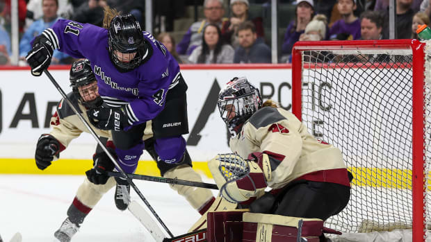 Denisa Krizova shoots on net